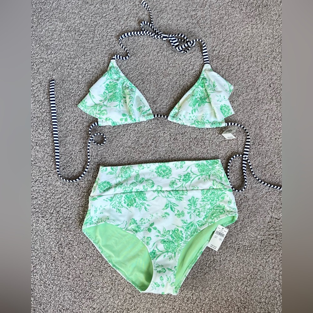 American Eagle
Aerie Ruffle String Triangle Bikini Set. S bottom, L top NWT